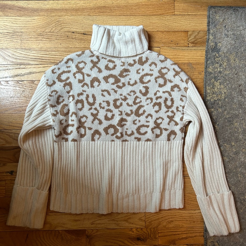 Cream turtleneck with leopard details